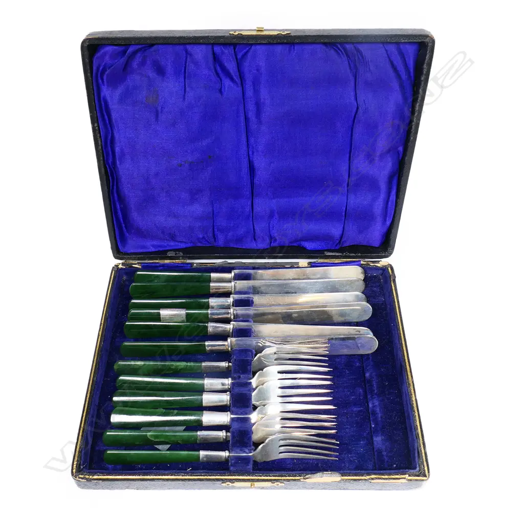 Joseph Swindell & Sons (Christchurch) cased greenstone and silver fish set, Image 1++